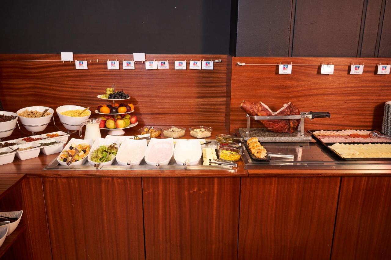 פראג Jalta Boutique Hotel מראה חיצוני תמונה A buffet at a hotel