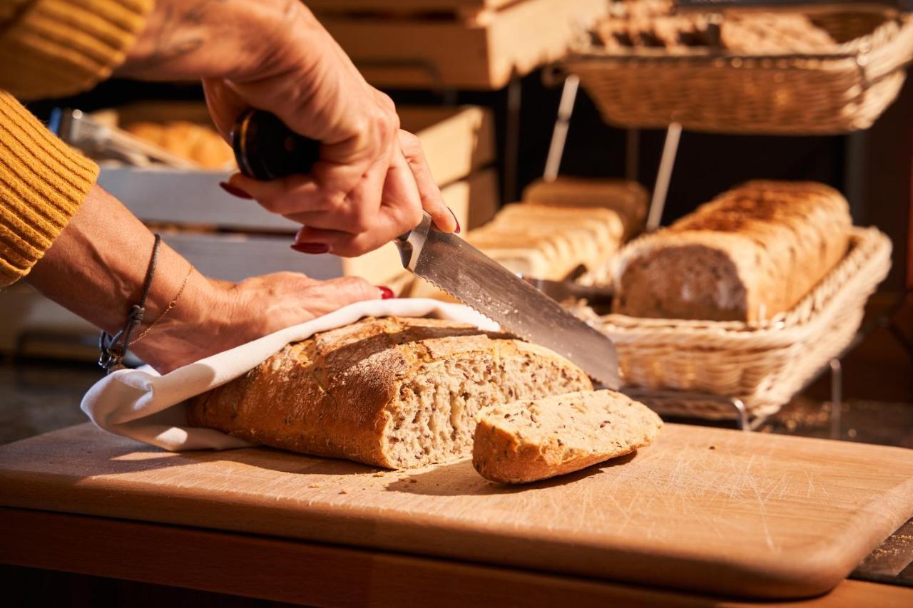 פראג Jalta Boutique Hotel מראה חיצוני תמונה Bread being sliced