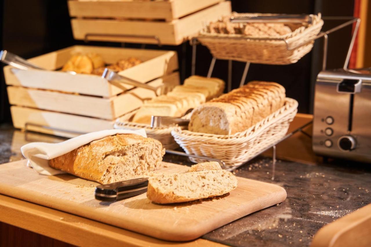 פראג Jalta Boutique Hotel מראה חיצוני תמונה Bread at a buffet