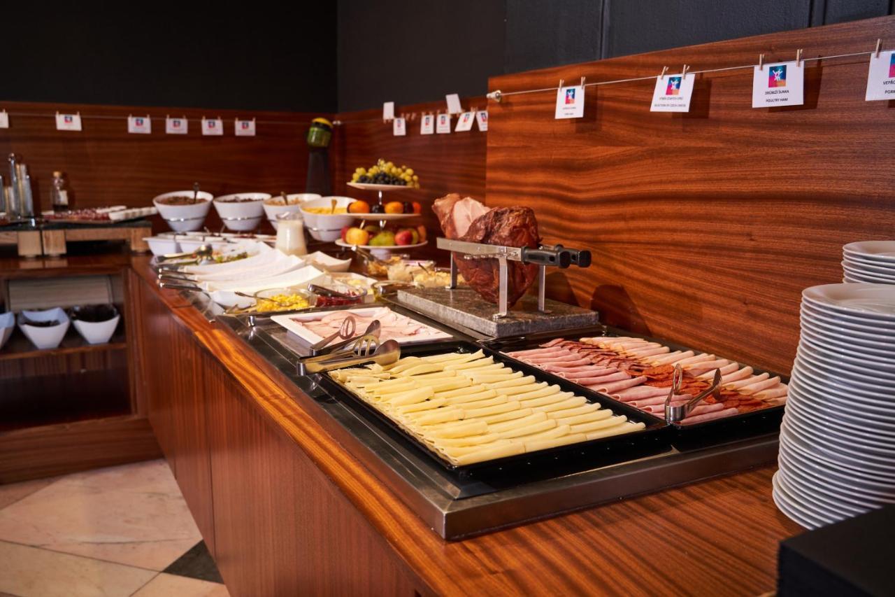 פראג Jalta Boutique Hotel מראה חיצוני תמונה A buffet at a hotel