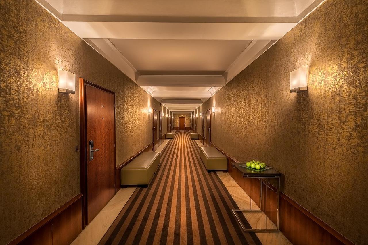 פראג Jalta Boutique Hotel מראה חיצוני תמונה A corridor in a hotel